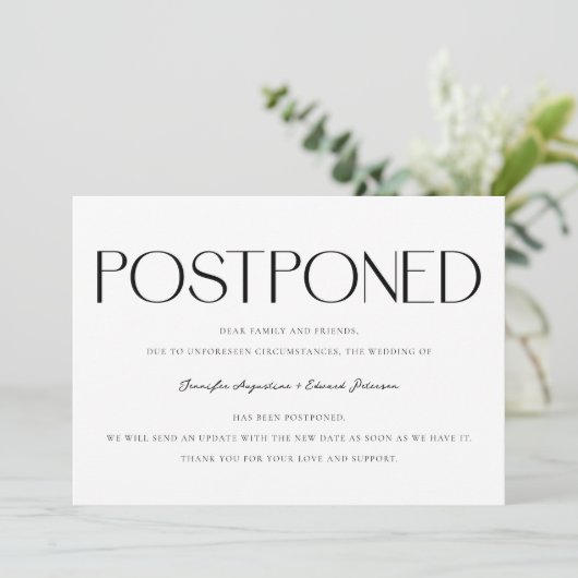 Minimalistisches Hochzeitsupdate Weiß Einladung (Stehend Vorderseite)