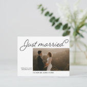 Minimalistisches Just Married Wedding Announcement Postkarte (Stehend Vorderseite)