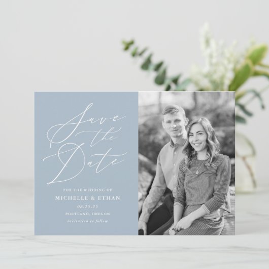Minimalistisches Kalligrafie-Script Light Blue-Fot Save The Date (Stehend Vorderseite)