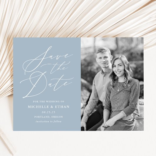 Minimalistisches Kalligrafie-Script Light Blue-Fot Save The Date