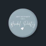 Minimalistisches kalligraphisches Brautparty Magnet<br><div class="desc">Das Design verfügt über ein modernes Skript für dünne Kalligrafie mit dem Satz "Ain't No Party Like a Brautparty" in einem wolkenblauen Hintergrund. Ideal für Junggeselinnen-Abschied und Brautparty für die Braut zu sein.</div>