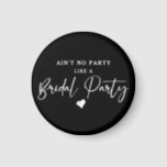 Minimalistisches kalligraphisches Brautparty Magnet<br><div class="desc">Design verfügt über ein modernes,  dünnes Kalligraphieskript mit dem Satz "Ain't No Party Like a Brautparty on a black backdrop". Ideal für Junggeselinnen-Abschied und Brautparty für die Braut zu sein.</div>