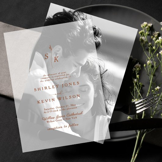 Minimalistisches Leaf Monogram Terracotta Moderne  Pergament Einladungen