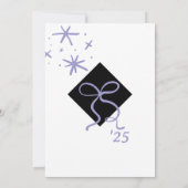 Minimalistisches Lila Cap and Bow Abschluss Foto Einladung (Rückseite)