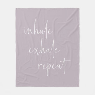 Minimalistisches  Lilac-Zitat mit Exhale Fleecedecke
