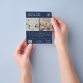 Minimalistisches Logo-Foto-QR-Code-Navyblau-Geschä Flyer (Gruppe)