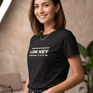 Minimalistisches Low Key Text Grafik T-Shirt Mod