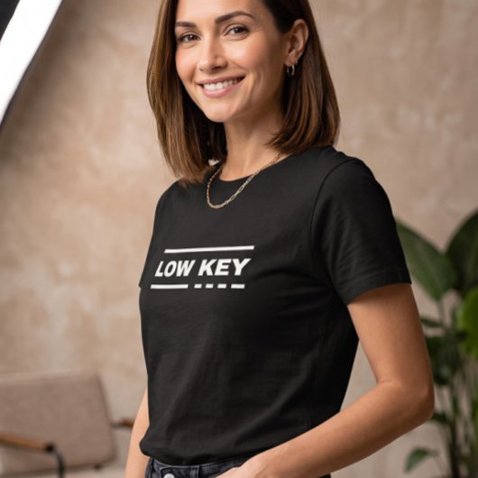 Minimalistisches Low Key Text Grafik T-Shirt | Mod