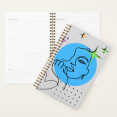 Minimalistisches Mädchen auf einem Planer (Anzeige)