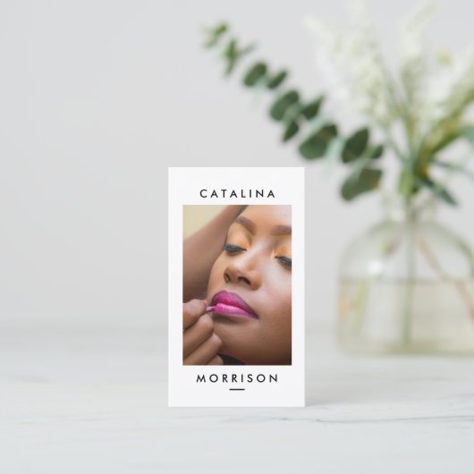 Minimalistisches Makeup Artist Pink Lips Foto Visitenkarte (Stehend Vorderseite)