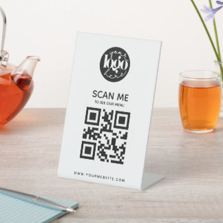 Minimalistisches Menü mit Beruflichem QR-Logo Sockelschild