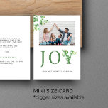 Minimalistisches modernes Foto Mitteilungskarte<br><div class="desc">Moderne grüne Winterferienfamilie Foto BUDGET erschwingliche kleine Grußkarte mit JOY Typografie Schrift mit botanischem Grün.             Persönlich mit Ihrem Bild (horizontal ausgerichtet) und Text!</div>