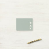 Minimalistisches modernes Monogramm Salbeigrün Cus Post-it Klebezettel (Auf Schreibtisch)