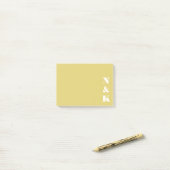 Minimalistisches modernes Monogramm Softgelb Custo Post-it Klebezettel (Auf Schreibtisch)