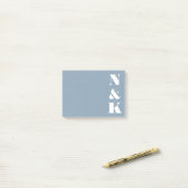 Minimalistisches modernes Monogramm Staubblau indi Post-it Klebezettel (Auf Schreibtisch)
