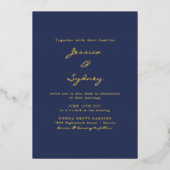 Minimalistisches, modernes Navy Blue Script Hochze Folieneinladung (Vorderseite)