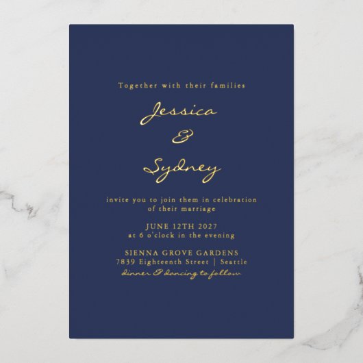 Minimalistisches, modernes Navy Blue Script Hochze Folieneinladung (Vorderseite)