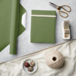 Minimalistisches, modernes Olive Green Geschenkpapier<br><div class="desc">Mit unserem Minimalistischen, modernen Ölen-Grün-Papier können Sie jedes Geschenk mit einer raffinierten Touch versehen. Dieses Verpackungspapier zeichnet sich durch ein elegantes und zeitgenössisches Design in einer beruhigenden Olivgrün-Farbe aus, die sich perfekt für diejenigen eignet, die schlichte Eleganz schätzen. Geeignet für Hochzeiten, Geburtstage, Feiertage oder jeden besondere Anlass, erhöht es Ihre...</div>