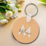 Minimalistisches, modernes Orangenmonogramm Schlüsselanhänger<br><div class="desc">Das elegante Design besticht durch eine saubere und zeitgenössische Ästhetik, die minimalistische Elemente mit einem lebhaften orangefarbenen Muster kombiniert. Mit seinem personalisierten Monogramm fügt dieser Schlüsselanhänger Ihrem Accessoire eine Touch Individualität hinzu, während er Ihre Schlüssel organisiert und leicht zu finden behalte. Richten Sie den Look Ihres Schlüsselanhängers auf und behielt...</div>