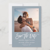 Minimalistisches, modernes Script Dusty Blue Chic  Save The Date (Vorderseite)