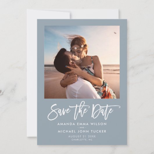 Minimalistisches, modernes Script Dusty Blue Chic  Save The Date (Vorderseite)
