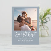 Minimalistisches, modernes Script Dusty Blue Chic  Save The Date (Stehend Vorderseite)
