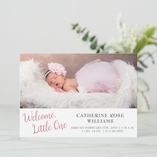 Minimalistisches, modernes Script Girl Baby Girl B Ankündigung (Stehend Vorderseite)