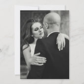 Minimalistisches, modernes Script Schwarz und Weiß Einladung (Rückseite)