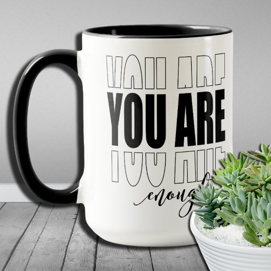 Minimalistisches, modernes Skript Tasse