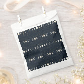 Minimalistisches Mondphasenmuster mit Sternen und Geschenktütchen (Ausgeschnitten)
