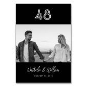 Minimalistisches Monochrome-Hochzeitssemble-Foto Tischnummer (Vorderseite)