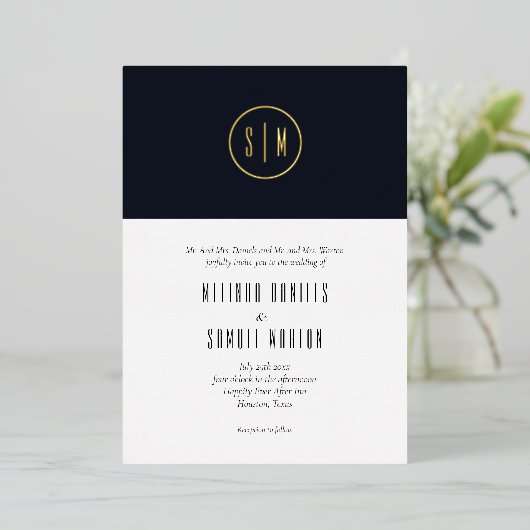 Minimalistisches Monogram Blue White Wedding Gold Folieneinladung (Stehend vorne)