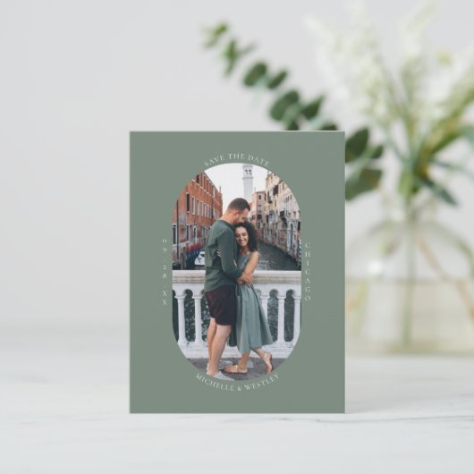 Minimalistisches Monogram Sage Green Foto Save the Postkarte (Stehend Vorderseite)