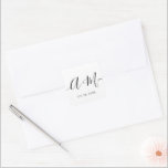 Minimalistisches Monogram Script für benutzerdefin Quadratischer Aufkleber<br><div class="desc">Erhöhen Sie Ihre Hochzeitdetails mit dem Minimalistischen Monogram Script Custom Wedding Date Sticker. Dieser elegante und personalisierte Aufkleber fügt Ihrem Hochzeitsgeschenk eine Touch von Eleganz hinzu, sodass Sie Ihr Mono- und Hochzeitsdatum auf einfache, aber wirkungsvolle Weise präsentieren können. Der Aufkleber zeichnet sich durch ein minimalistisches Skriptdesign aus, das zeitlose Eleganz...</div>