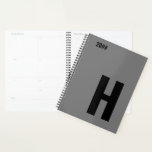 Minimalistisches Monogramm, anfänglich grau Planer<br><div class="desc">Maskuline Planer, mit Ihrer Wahl des ersten und bearbeitbaren Jahres. Dieses minimalistische Design zeigt übergroße serifenlose Schriftzeichen in schwarz auf grauem Hintergrund. Die Vorlage ist für Sie Set, um den Buchstaben zu ändern und das Jahr zu bearbeiten. Wenn Sie auch die Farben bearbeiten möchten, klicken Sie bitte auf "Weiter anpassen"...</div>
