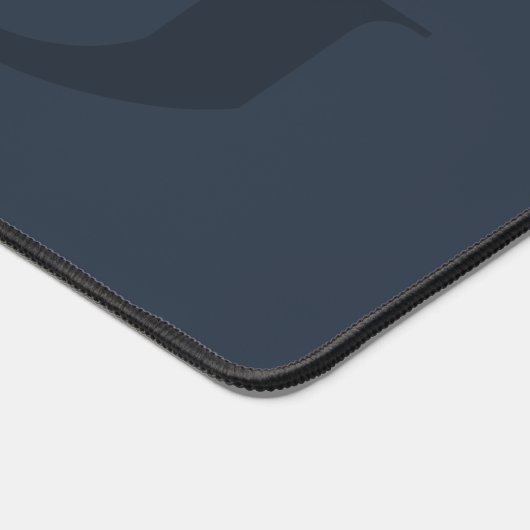 Minimalistisches Monogramm Dunkelblau-Elegant Beru Schreibtischunterlage (Ecke)