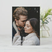 Minimalistisches Monogramm-Foto Save The Date (Stehend Vorderseite)