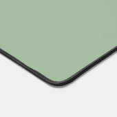 Minimalistisches Monogramm für Sage Green Schreibtischunterlage (Ecke)