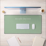 Minimalistisches Monogramm für Sage Green Schreibtischunterlage<br><div class="desc">Sage Green Minimalistisch Monogram Desk Mat in Skript und einfachem Schriftart.</div>