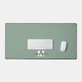 Minimalistisches Monogramm für Sage Green Schreibtischunterlage (Tastatur & Maus)