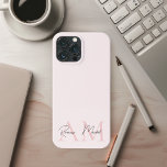 Minimalistisches Monogramm Initial- und Namenspate Case-Mate iPhone Hülle<br><div class="desc">Schützen Sie Ihr Handy stilvoll mit unserem Minimalistischen Monogram Personalisiert Pastel Pink Initial & Name Phone Case. Dieses elegante Handy-Gehäuse mit einem weichen pastellrosa Hintergrund und einem anpassbaren Monogramm und Namen verleiht Ihrem Gerät eine Touch von Eleganz und Personalisierung. Aus hochwertigen Materialien gefertigt, bietet es einen robusten Schutz gegen Kratzer,...</div>