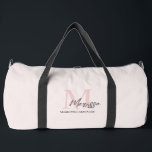 Minimalistisches Monogramm Initial- und Namenspate Duffle Bag<br><div class="desc">Reisen Sie stilvoll mit unserer Minimalistischen Monogram Initial & Name Pastel Pink Duffle Tasche. Diese elegante Duffle-Tasche zeichnet sich durch ein schlankes Design aus, das mit Ihrem Erstnamen personalisiert ist. Set vor einem weichen pastellrosa Hintergrund. Ideal für Gymnastiksitzungen, Wochenendausflüge oder den Alltag, kombiniert es Funktionalität mit elegantem Stil. Er ist...</div>