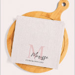 Minimalistisches Monogramm Initial- und Namenspate Geschirrtuch<br><div class="desc">Fügen Sie Ihrer Küche eine Touch Eleganz mit unserem Minimalistischen Monogram Initial & Name Pastel Pink Kitchen Handtuch. Dieses stilvolle Küchentuch zeichnet sich durch ein elegantes Design aus, das mit Ihrem ersten und Namen personalisiert ist, Set vor einem weichen pastellrosa Hintergrund. Aus hochwertigem, absorbierendem Stoff gefertigt, eignet er sich hervorragend...</div>
