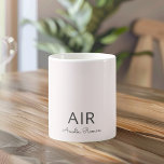 Minimalistisches Monogramm Initial- und Namenspate Kaffeetasse<br><div class="desc">Beginnen Sie Ihren Tag mit einer Touch Eleganz mit unserer Personalisierten Pastel Pink Monogram Coffee Tasse. Diese elegante Keramik-Tasse in Pastellrosa mit ihrem eigenen Namen und ihrem eigenen Initial verleiht Ihrem Kaffee- oder Teeprogramm einen persönlichen Flair. Ideal für Zuhause, Büro oder als nachdenkliches Geschenk, kombiniert es Stil mit Funktionalität. Aus...</div>