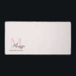 Minimalistisches Monogramm Initial- und Namenspate Schreibtischunterlage<br><div class="desc">Verbessern Sie Ihren Arbeitsbereich mit unserer Minimalistischen Monogram Initial & Name Pastel Pink Desk Mat. Diese stilvolle und funktionelle Schreibtischmatte zeichnet sich durch ein gepflegtes Design mit personalisiertem Monogramm und Namen aus, das Ihrem Büro oder Studienbereich eine elegante Touch verleiht. Mit hochwertigen Materialien bietet es eine glatte Oberfläche für Maus...</div>