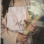 Minimalistisches Monogramm Initial- und Namenspate Schürze<br><div class="desc">Mit unserer Minimalistischen Monogram Initial & Name Pastel Pink Schürze kochen und backen. Diese elegante Schürze besticht durch ein elegantes Design, personalisiert mit Ihrem Initial und Namen, Set vor einem weichen pastellrosa Hintergrund. Aus hochwertigem, langlebigem Stoff gefertigt, bietet es einen ausgezeichneten Schutz und Komfort während Sie Ihre Lieblingsmahlzeiten zubereiten. Diese...</div>