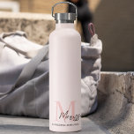 Minimalistisches Monogramm Initial- und Namenspate Trinkflasche<br><div class="desc">Bleibe mit unserer Minimalistischen Monogram Initial & Name Pastel Pink Water Flasche stilvoll hydriert. Diese elegante Wasserflasche ist minimalistisch und personalisiert mit ihrem Namen und ihrem Original, Set vor einem weichen pastellrosa Hintergrund. Aus hochwertigen BPA-freien Materialien gefertigt, sorgt es dafür, dass Ihre Getränke frisch und sicher bleibe werden. Die verschüttungssichere...</div>