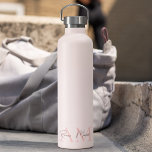 Minimalistisches Monogramm Initial- und Namenspate Trinkflasche<br><div class="desc">Bleibe mit unserer Minimalistischen Monogram Personalisiert Pastel Pink Initial & Name Water Flasche. Mit seinem eleganten pastellrosa Design mit individualisierbarem Monogramm und Namen fügt diese elegante Wasserflasche Ihrer täglichen Hydratationsroutine eine persönliche Touch hinzu. Aus hochwertigem, bPA-freiem Edelstahl behalte es Ihre Getränke stundenlang warm oder kalt und dabei haltbar und leicht...</div>