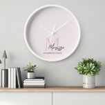 Minimalistisches Monogramm Initial- und Namenspate Uhr<br><div class="desc">Fügen Sie Ihrer Zuhause oder Ihrem Büro mit unserer Minimalistischen Monogram Initial & Name Pastel Pink Wall Clock eine Touch Eleganz hinzu. Diese schicke Uhr zeichnet sich durch ein schlankes Design aus, das mit Ihrem Namen und dem Initialen personalisiert ist. Sie ist eine stilvolle und funktionelle Ergänzung zu jedem Raum....</div>