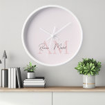 Minimalistisches Monogramm Initial- und Namenspate Uhr<br><div class="desc">Mit unserer Minimalistischen Monogram Personalisiert Pastel Pink Initial & Name Wall Clock fügen Sie Ihrem Raum eine Touch Eleganz hinzu. Diese elegante Wanduhr verbindet Stil und Funktionalität mit einem eleganten pastellrosa Design und einem anpassbaren Monogramm und Namen. Es ist aus hochwertigen Materialien gefertigt und bietet eine präzise Zeitmessung mit einem...</div>